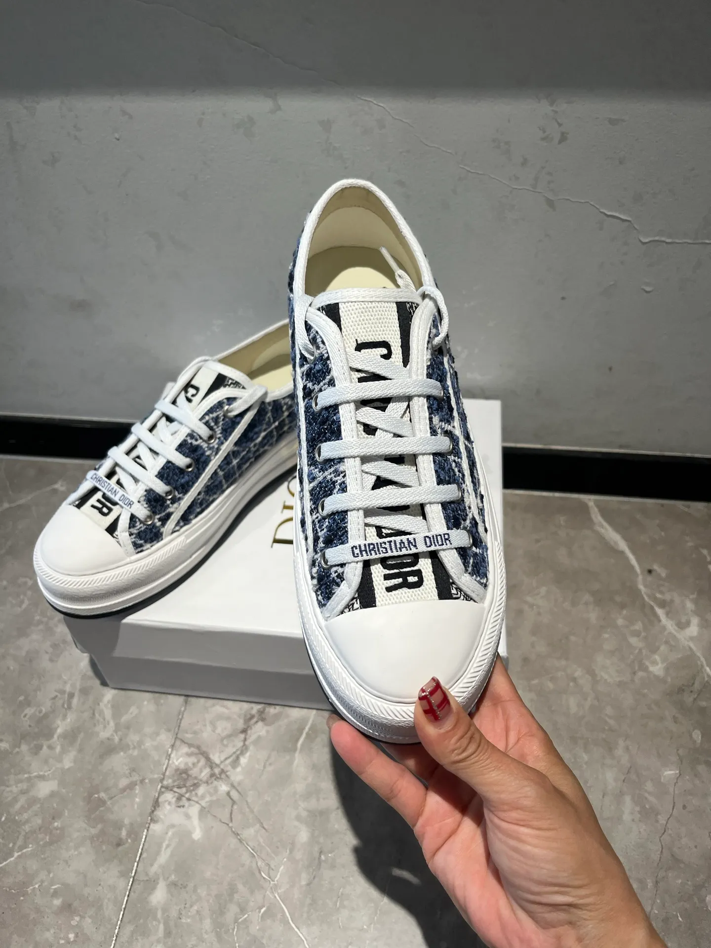 👟👟Ex-factory price 520👟👟 Walk‘n’Dior embroidered mid-top casual shoes are new in 2025. On the fashion stage, Dior embroidered shoes are the well-deserved protagonist. Delicate stitching is used on the upper, every stitch is devoted to the craftsman's efforts, and every thread is woven with artistic poetry. From complex floral patterns to smart geometric textures, embroidery is like the magic that gives shoes life, allowing them to show dynamic beauty even in static conditions.   Wearing Dior embroidered shoes feels like stepping into a dream world full of art. It is not only a pair of shoes, but also a walking piece of art that perfectly integrates fashion and culture. Whether you are strolling on the bustling city streets or attending important social occasions, Dior embroidered shoes can add unique charm to your style and become the focus of everyone's attention.   Choosing Dior embroidered shoes means choosing a persistent pursuit of quality and a unique understanding of fashion. Let it accompany you through every wonderful moment and leave your own fashion mark.  Material: Sheepskin lining, feet, silk cowhide, size 35-41, heel height 5cm